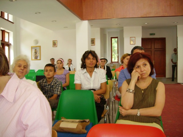 Credincioşi de la parohia "Sf. Maria Regina Păcii"
