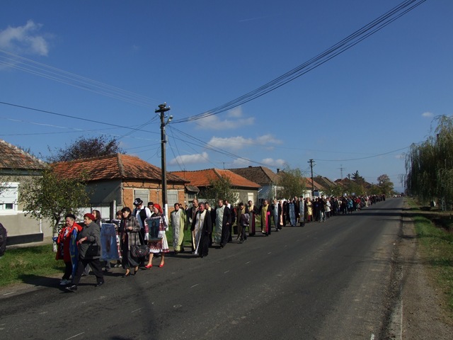 Procesiune spre mormântul Rafilei Găluţ