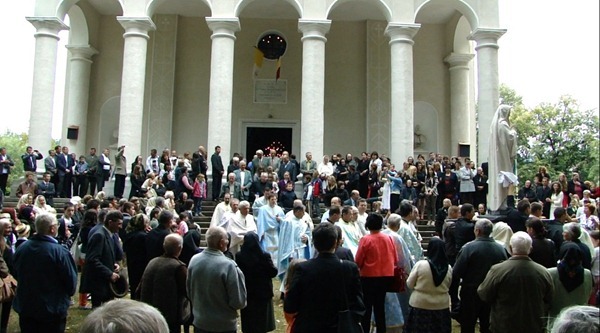 escoaterea statuii din biserica2