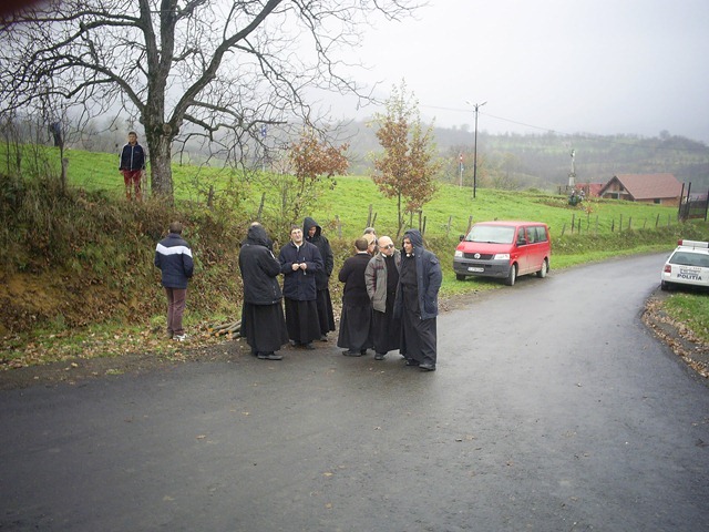 2013-11-07 - calugari greco-catolici asteptand sa intre in manastire1