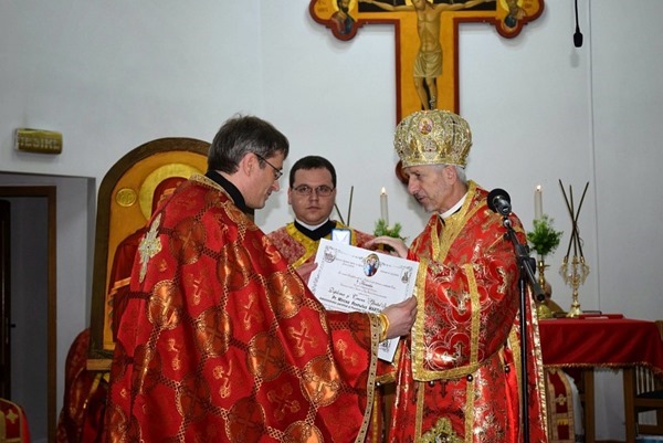 PS Florentin oferă Pr. paroh Mircea Marţian, &icirc;n semn de mulţumire şi apreciere, Diploma şi Crucea "Sf&acirc;ntul Iosif"