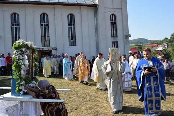 Preoţii ies &icirc;n curtea bisericii unde se va celebra Sf&acirc;nta Liturghie