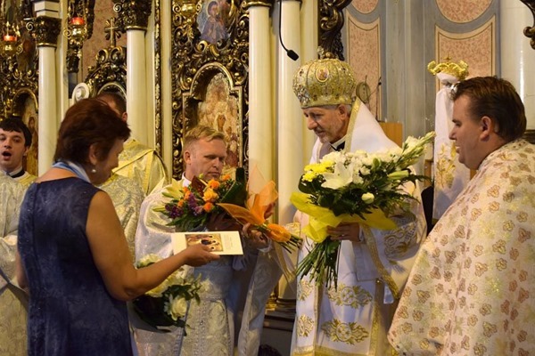 D-na Monica Culea, Preşedinta Reuniunii Mariane oferă, prin felicitare, buchetul spiritual al devoţiunilor făcute de membrele Reuniunii pentru Păstorul Eparhiei de Cluj-Gherla
