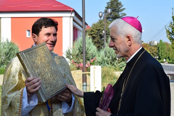 Pr. Login Ioan Ceuca, păstorul Parohiei din Năsăud &icirc;nt&acirc;mpin&acirc;nd Episcopul eparhial